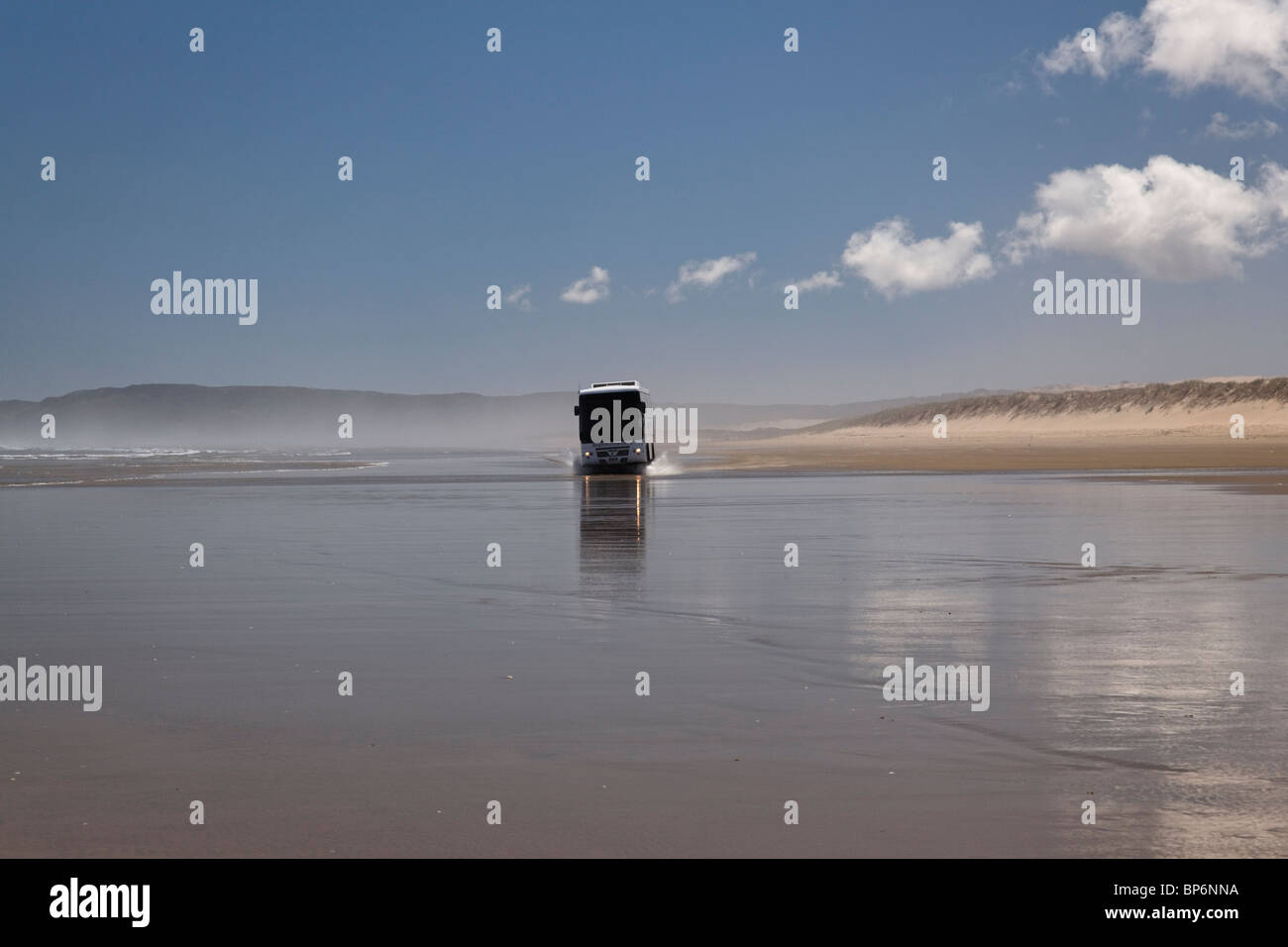 Per gli autobus turistici che viaggiano lungo Ninety Mile Beach, Nuova Zelanda Foto Stock