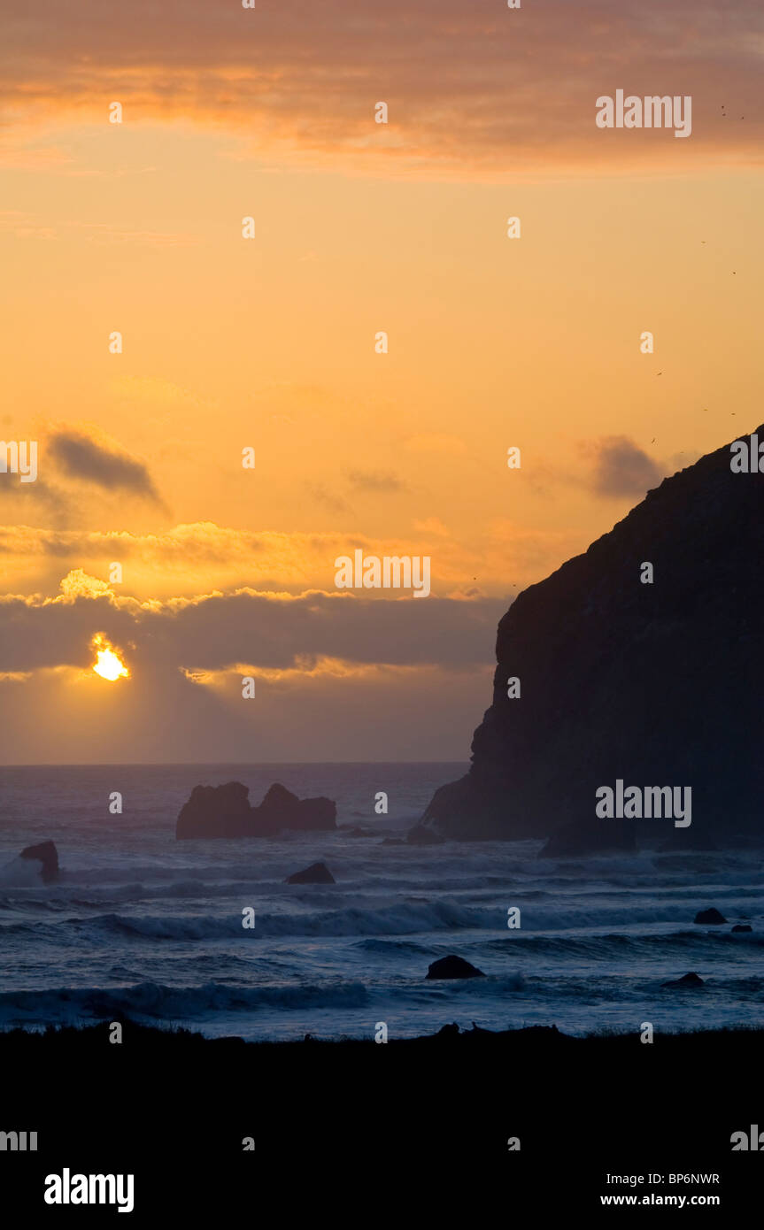 Tramonto a Sugarloaf Rock, Capo Mendocino, il punto più occidentale della terra ci contigui, perso Costa, Humboldt County, California Foto Stock