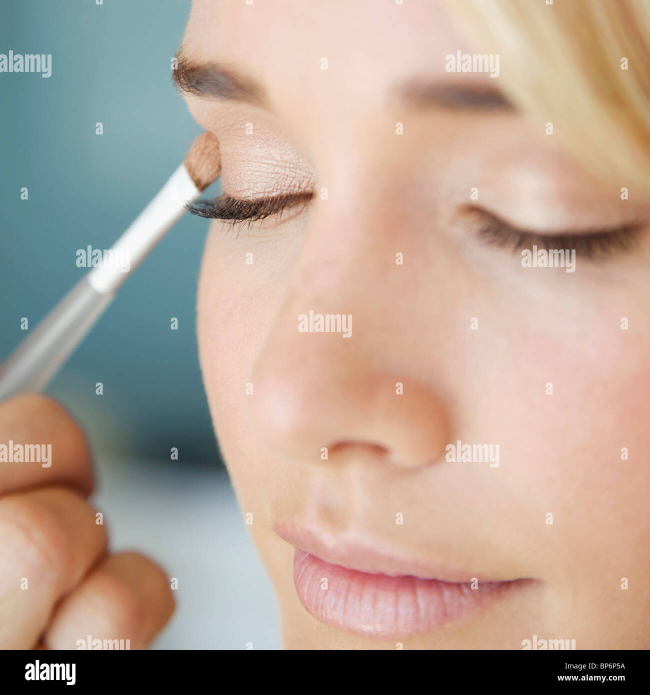 Dettaglio di una giovane donna di applicare eye shadow Foto Stock