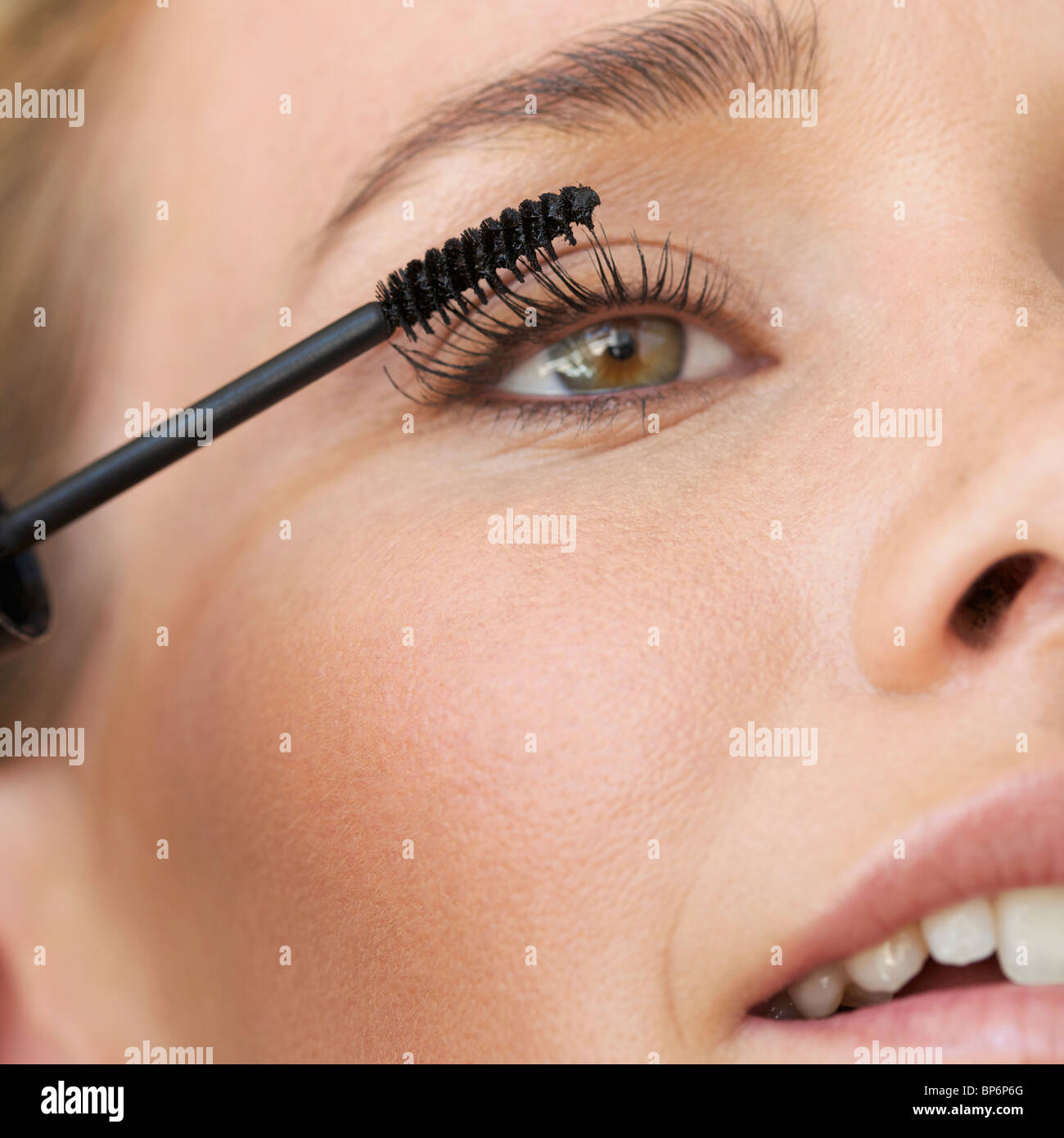 Dettaglio di una giovane donna di applicazione di mascara Foto Stock