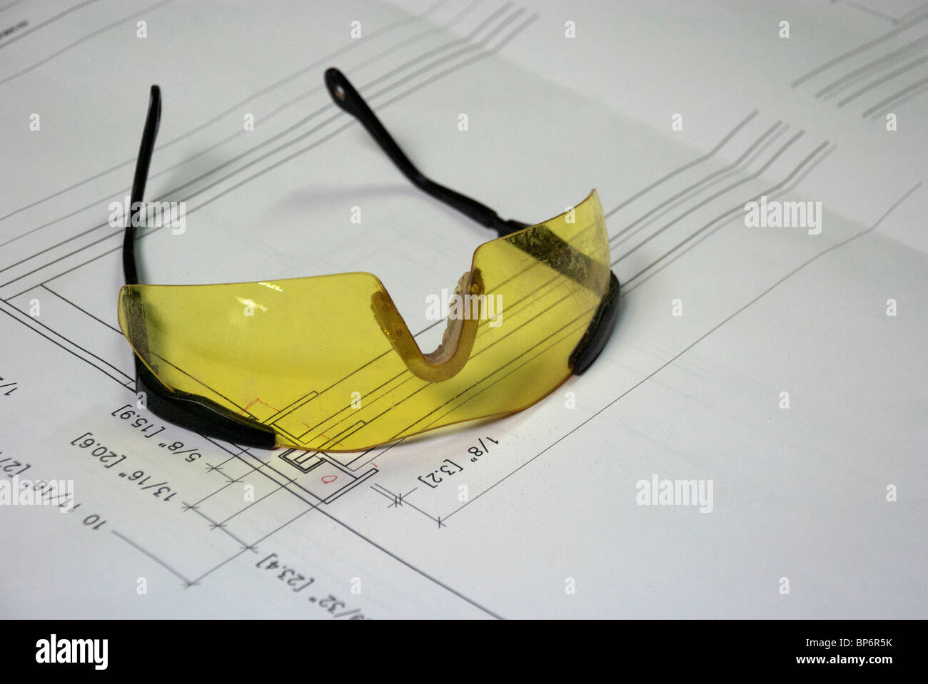 Un modello e un paio di occhiali di protezione Foto Stock