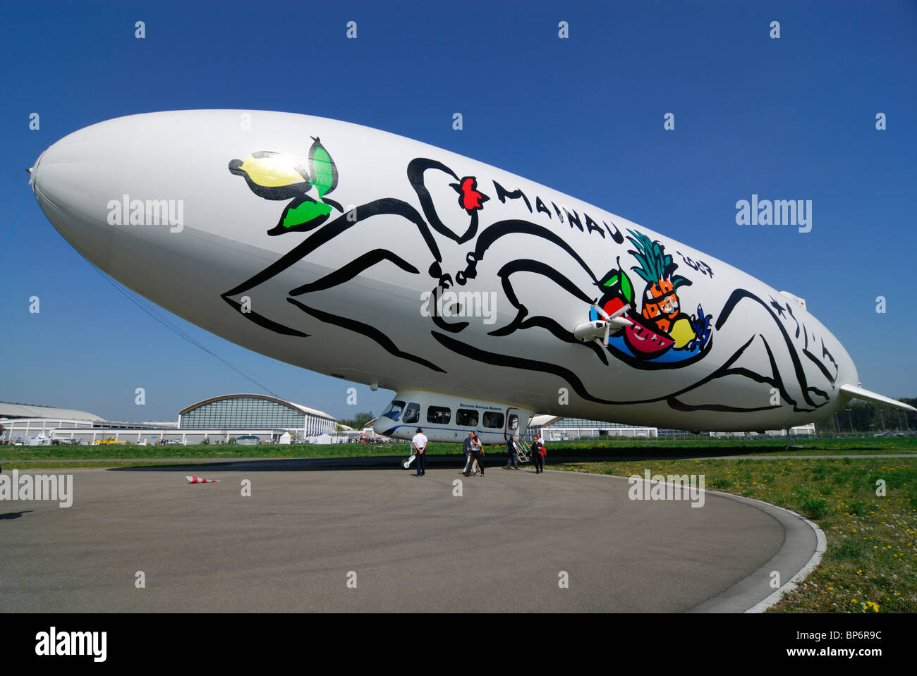 Airship dirigibile Zeppelin NT con Stefan Szczesnys dipinge sul lato, aeroporto Friedrichshafen, Baden-Württemberg, Germania Foto Stock
