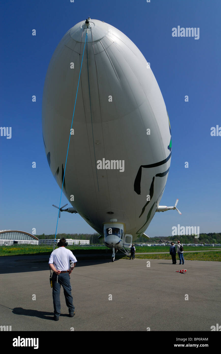 Dirigibile dirigibile Zeppelin NT su asfalto, Friedrichshafen Airport, Baden-Württemberg, Germania Foto Stock