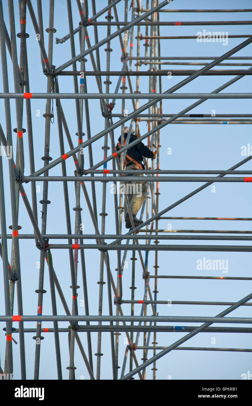 Un lavoratore edile in piedi sul ponteggio Foto Stock