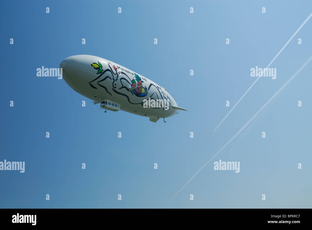 Airship dirigibile Zeppelin NT con Stefan Szczesnys dipinge sul lato, Friedrichshafen, Baden-Württemberg, Germania Foto Stock