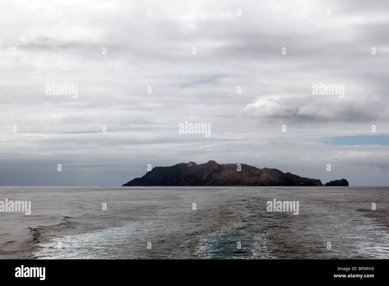 Un moody Vista Isola Bianca vulcano Foto Stock
