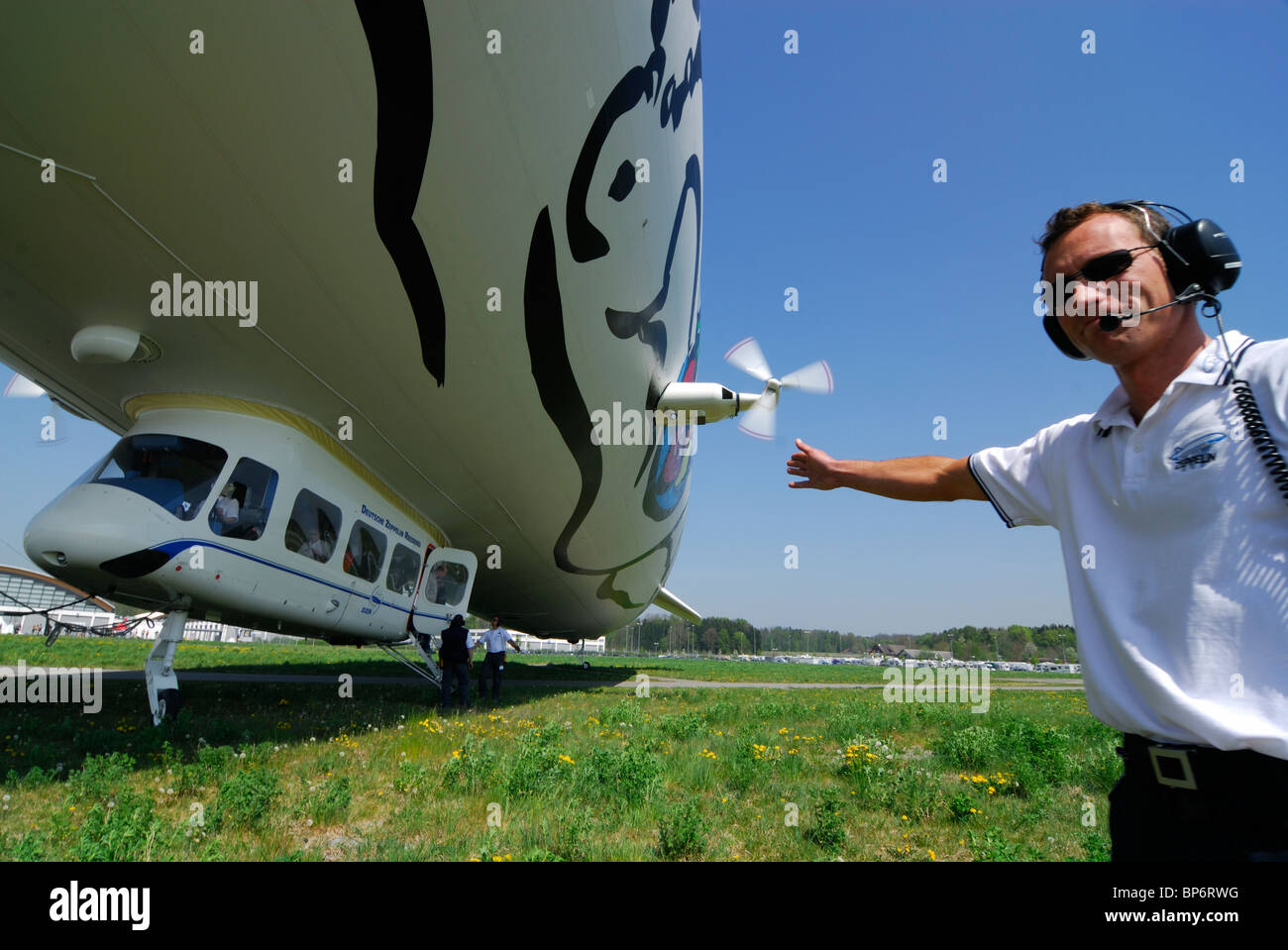 Membro del personale di terra la supervisione di salire a bordo del dirigibile dirigibile Zeppelin NT, Friedrichshafen, Baden-Württemberg, Germania Foto Stock