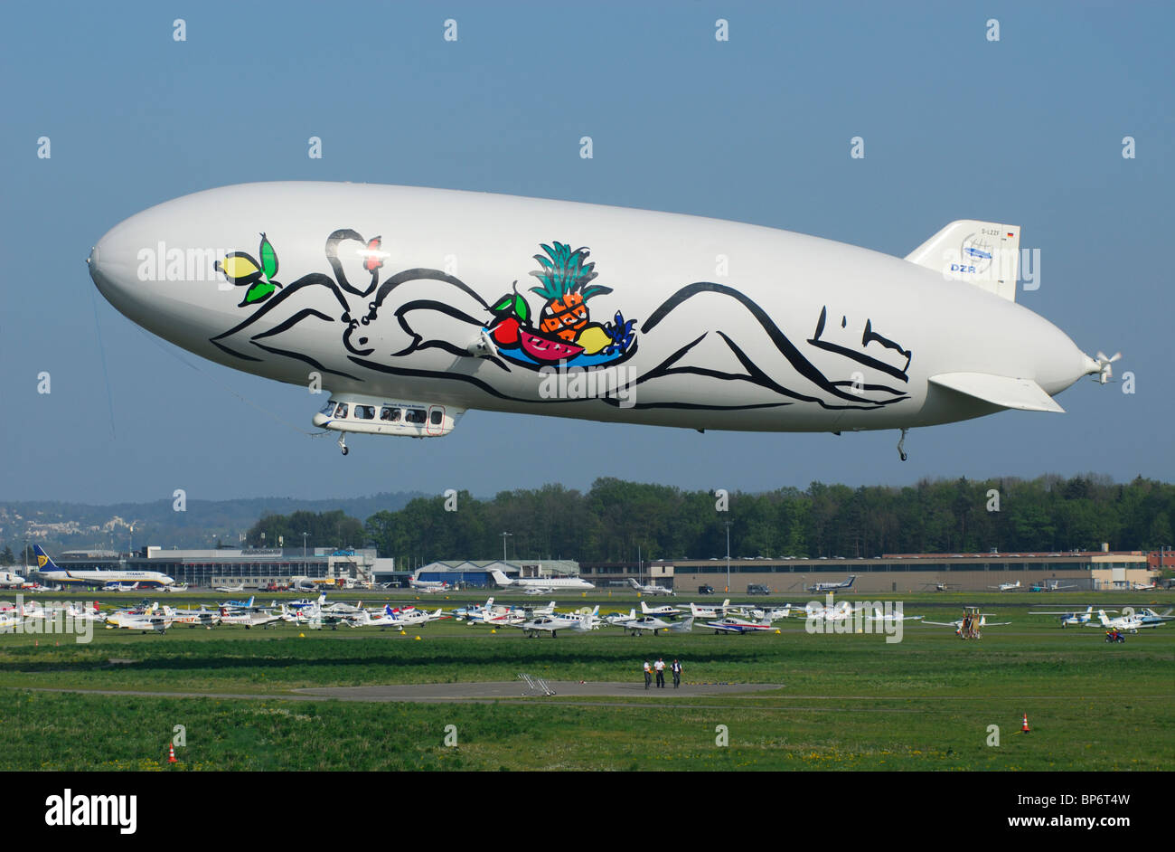 Airship dirigibile Zeppelin NT con Stefan Szczesnys dipinge sul lato, aeroporto Friedrichshafen, Baden-Württemberg, Germania Foto Stock