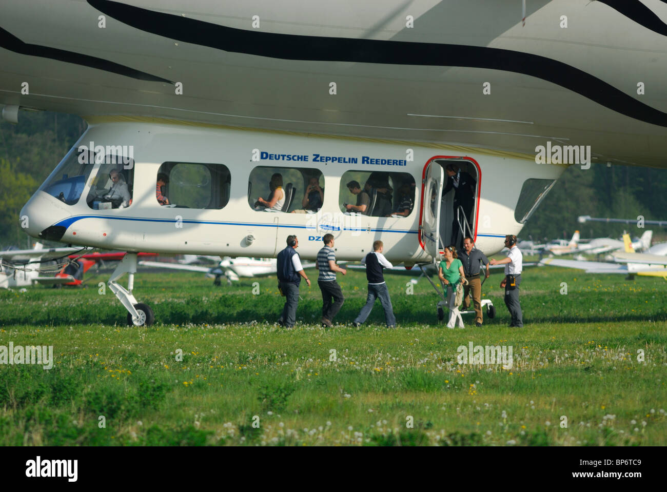 Imbarco passeggeri in dirigibile dirigibile Zeppelin NT, Friedrichshafen Airport, Baden-Württemberg, Germania Foto Stock