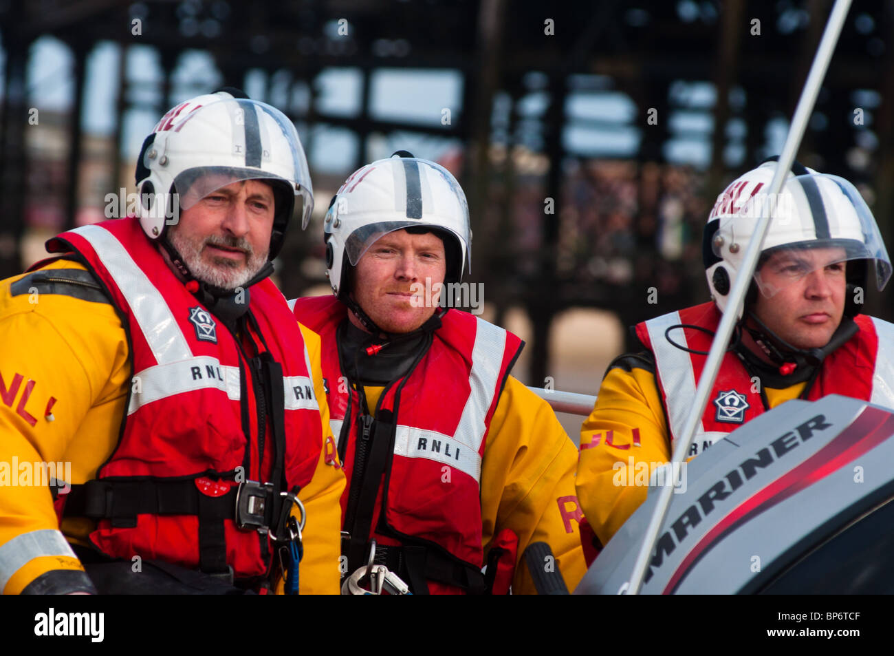 RNLI (Royal National scialuppa di salvataggio istituzione) personale di manovre a Blackpool Beach, Inghilterra. Foto Stock