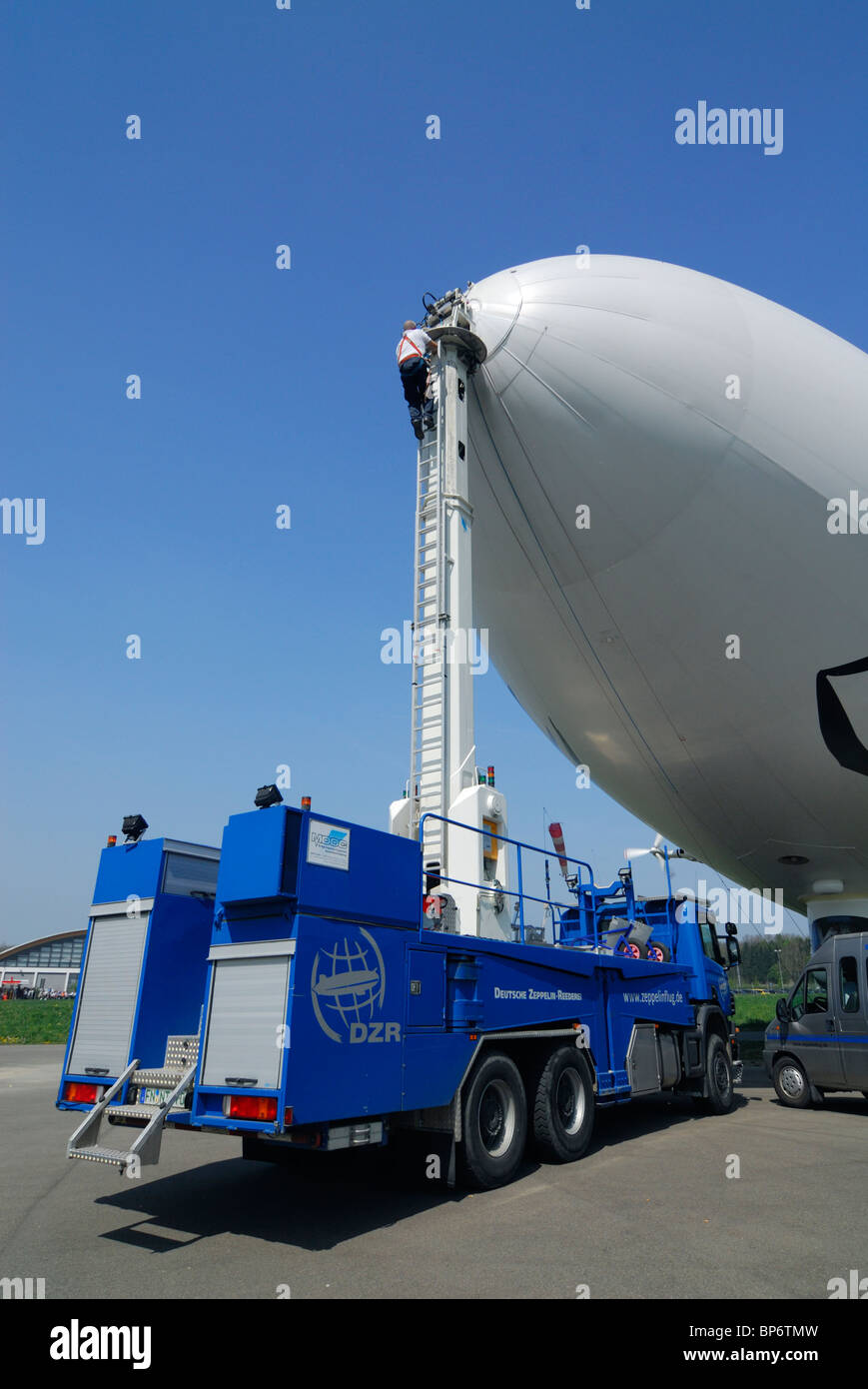 Pilone carrello per parcheggiare su un terreno dirigibile dirigibile Zeppelin NT, Friedrichshafen Airport, Baden-Württemberg, Germania Foto Stock