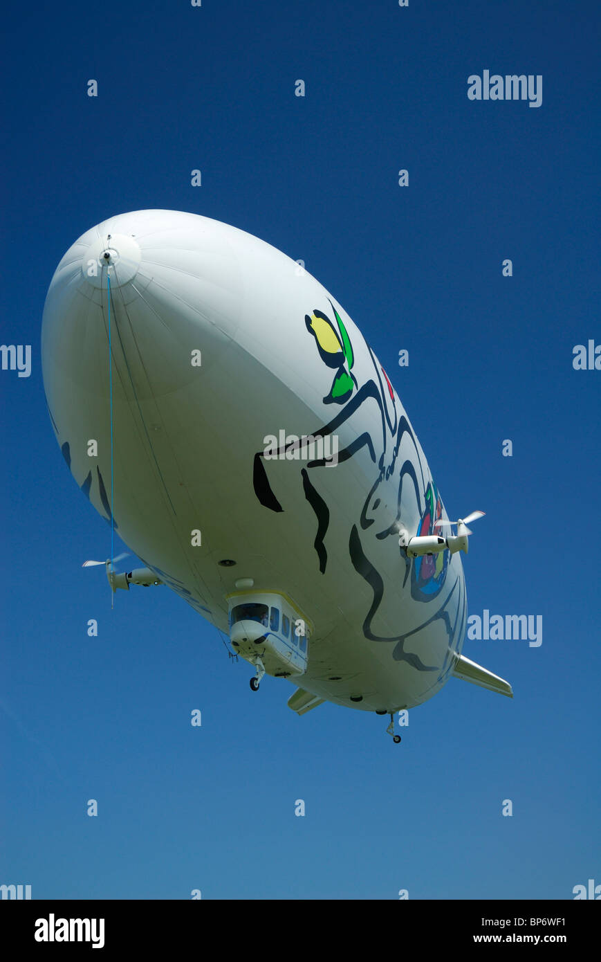 Airship dirigibile Zeppelin NT con Stefan Szczesnys dipinge sul lato, Friedrichshafen, Baden-Württemberg, Germania Foto Stock