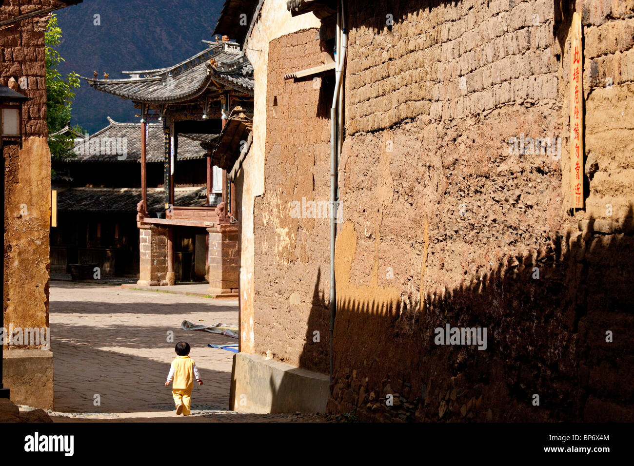 Tre padiglioni a schiera nel villaggio Shaxi, nella provincia dello Yunnan in Cina Foto Stock