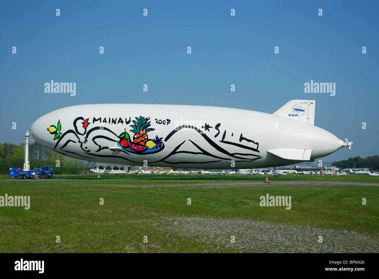 Airship dirigibile Zeppelin NT con Stefan Szczesnys dipinge sul lato, parcheggiato all'aeroporto Friedrichshafen, Baden-Württemberg, Germania Foto Stock