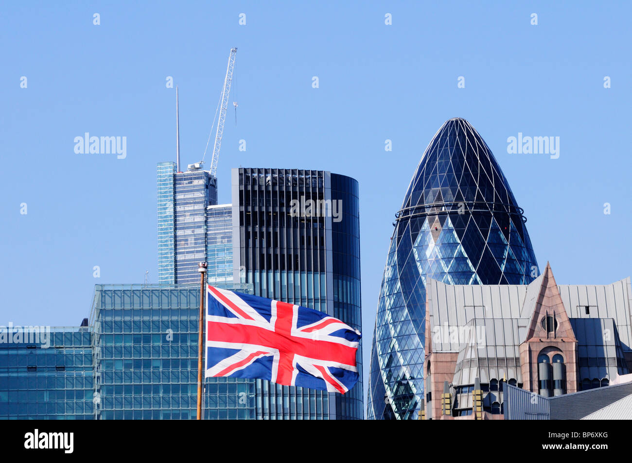 Dettaglio astratta della City di Londra edifici visto dalla banca del sud, con Union Jack Flag, London, England, Regno Unito Foto Stock