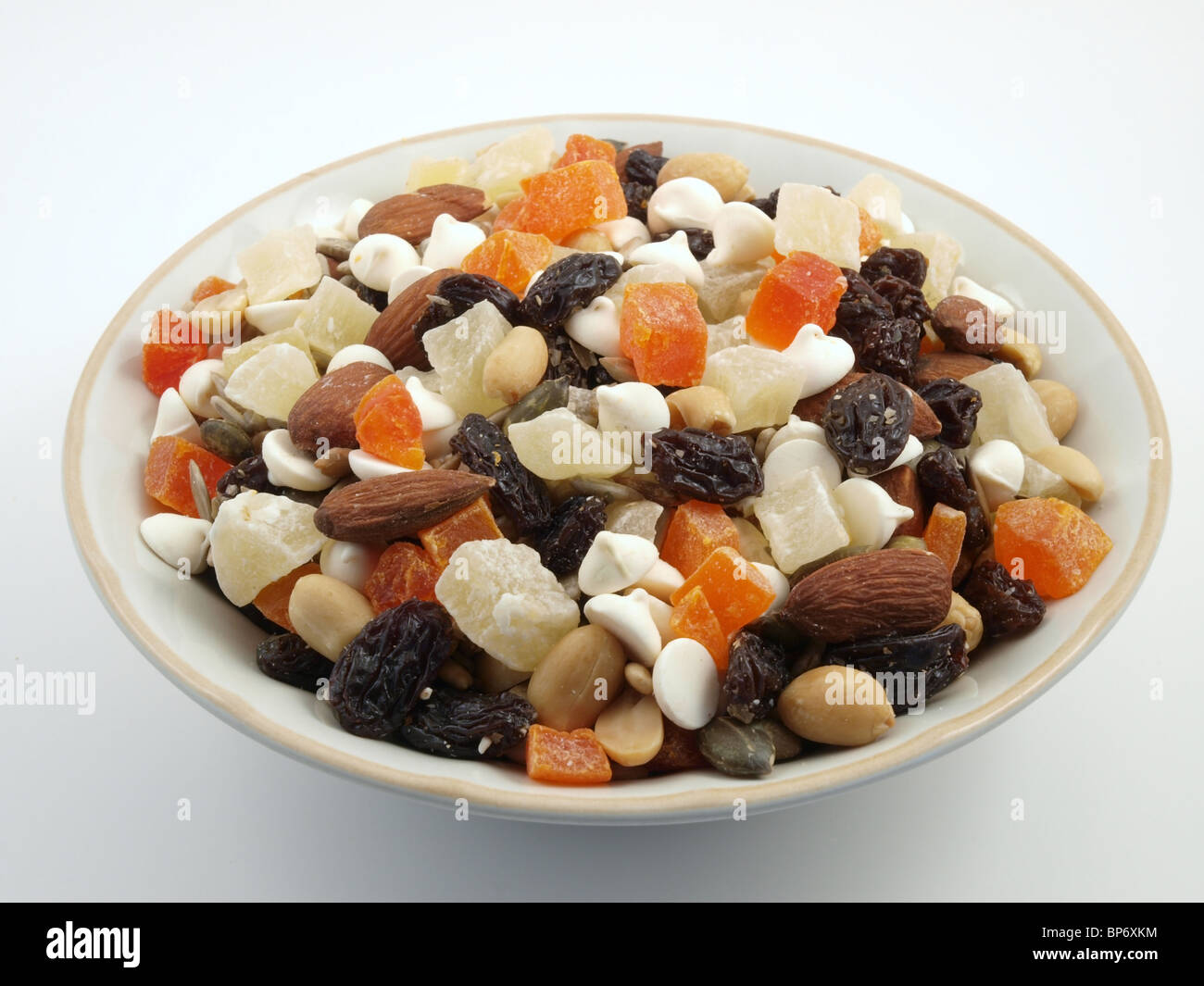 Una ciotola piena di Tropical Trail Mix. Foto Stock