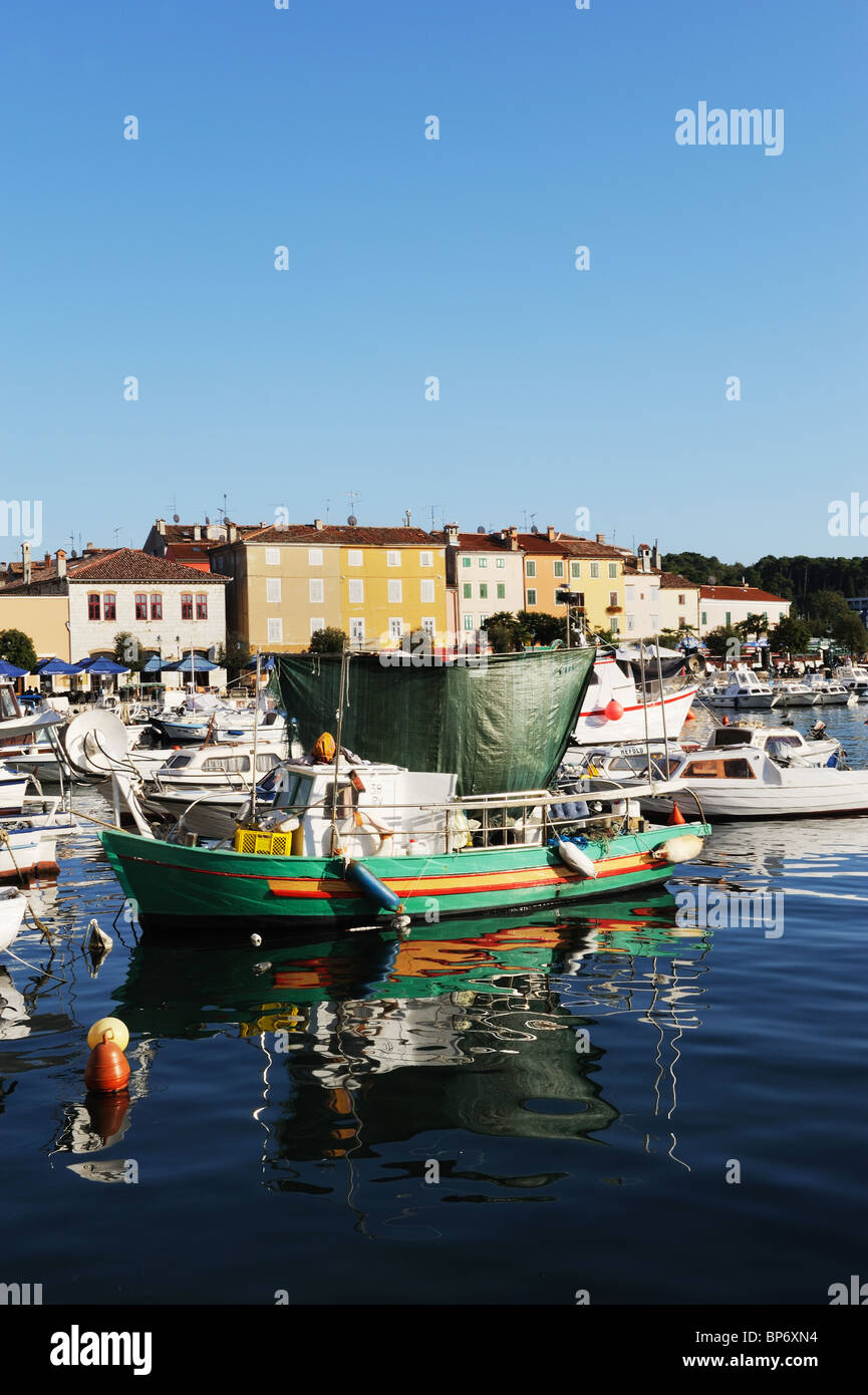 Piccole barche da pesca in marina ancorata a Rovigno Croazia Foto Stock