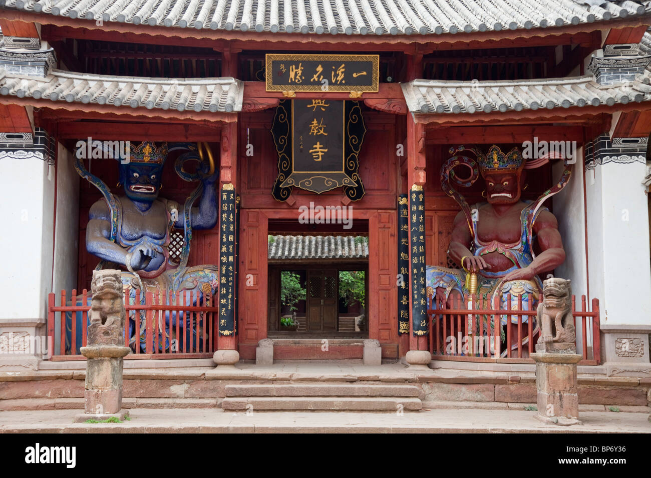 Tempio buddista nel villaggio Shaxi, nella provincia dello Yunnan in Cina Foto Stock