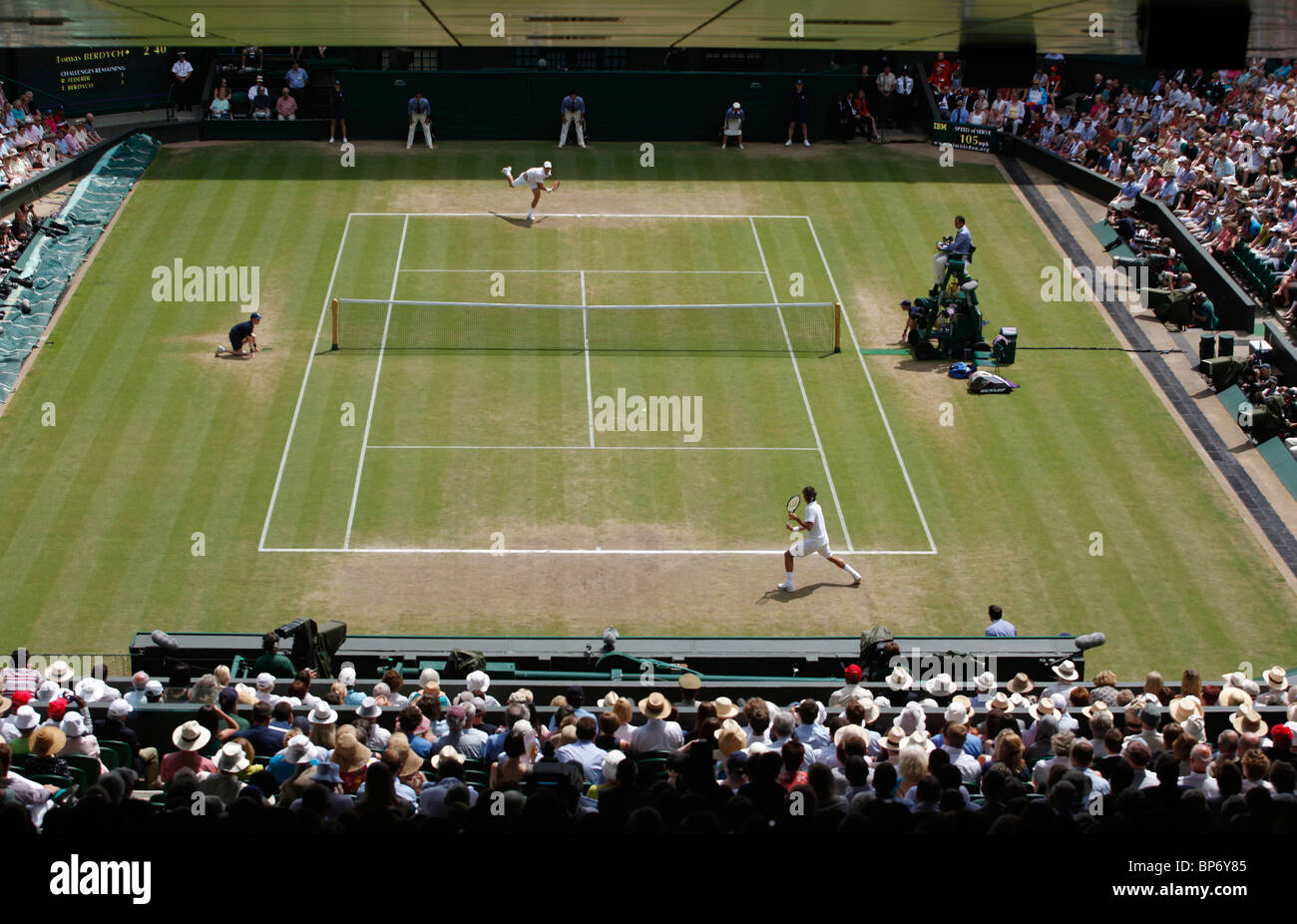 Roger Federer (SUI) sul Centre Court al 2010 campionati di Wimbledon Foto Stock