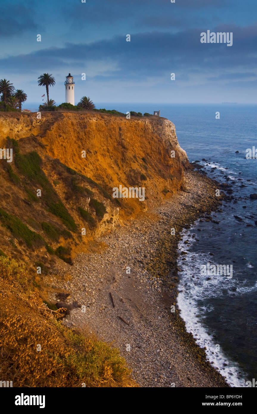 Punto Vicente Faro sulla cima delle rupi costiere al punto Vicente, Palos Verdes Peninsula, California Foto Stock