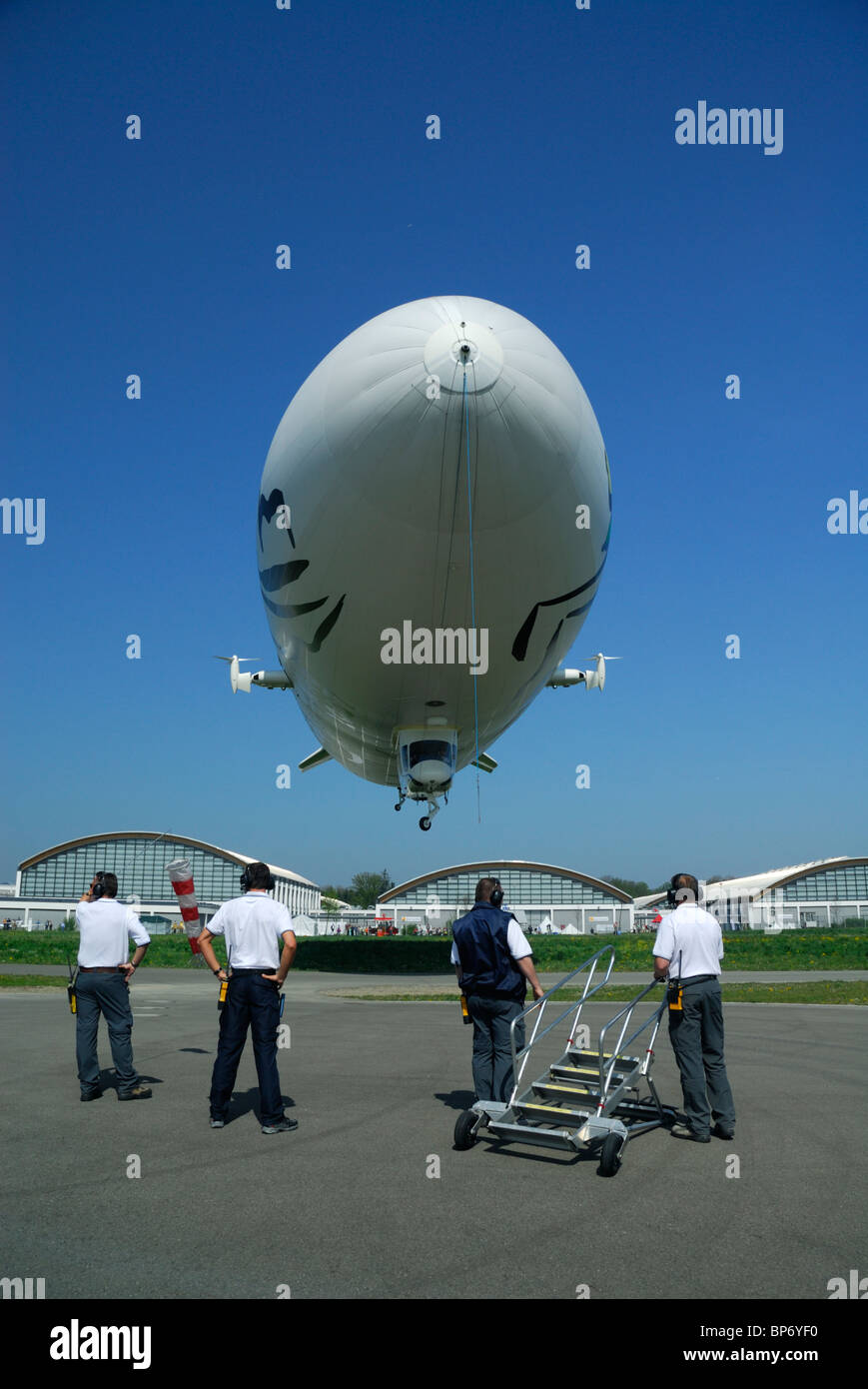 Il personale a terra in attesa dello sbarco del dirigibile dirigibile Zeppelin NT, Friedrichshafen Airport, Baden-Württemberg, Germania Foto Stock