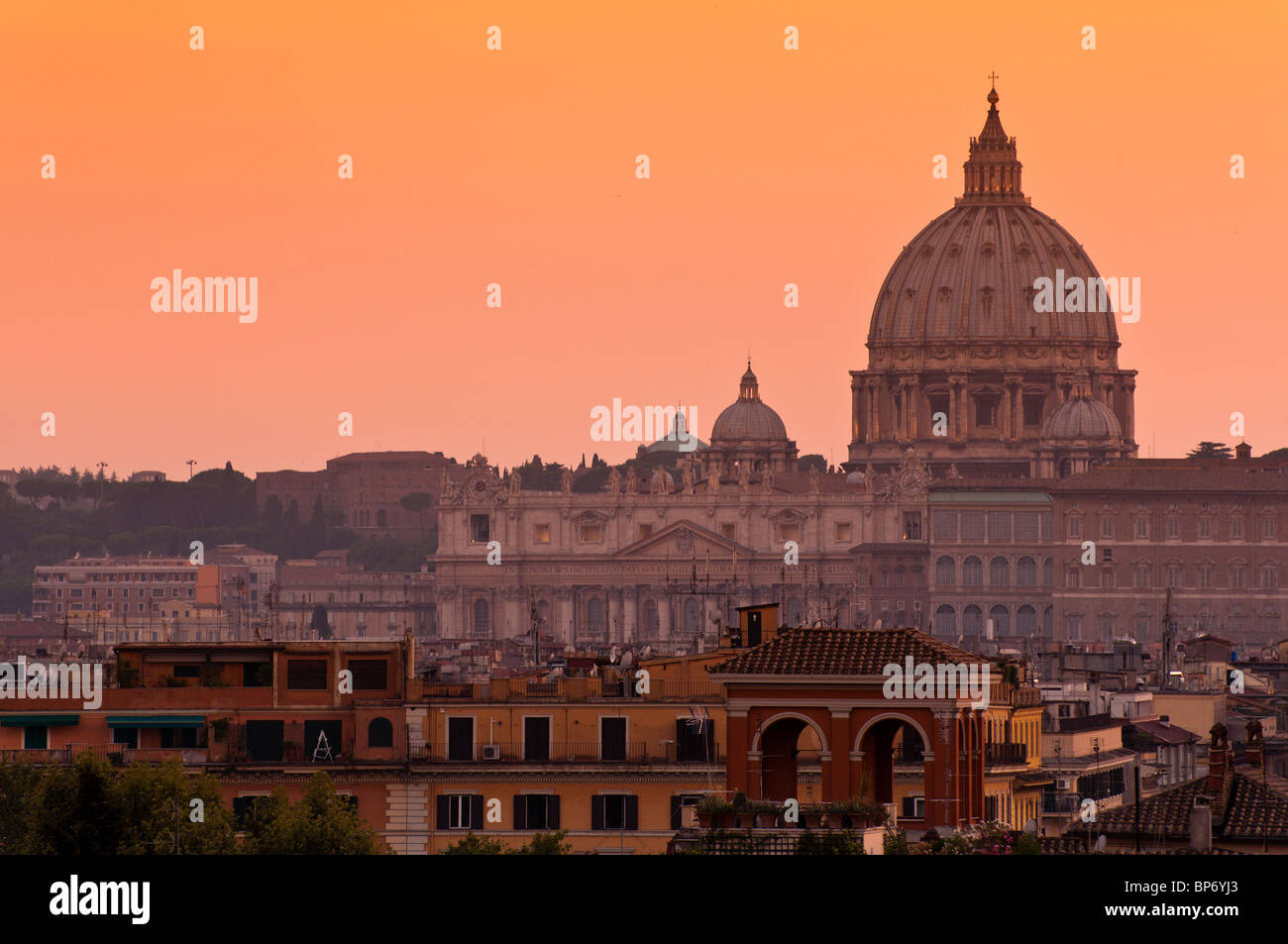 La Basilica Papale di San Pietro domina lo skyline al tramonto dal Pincio, Roma, Italia Foto Stock
