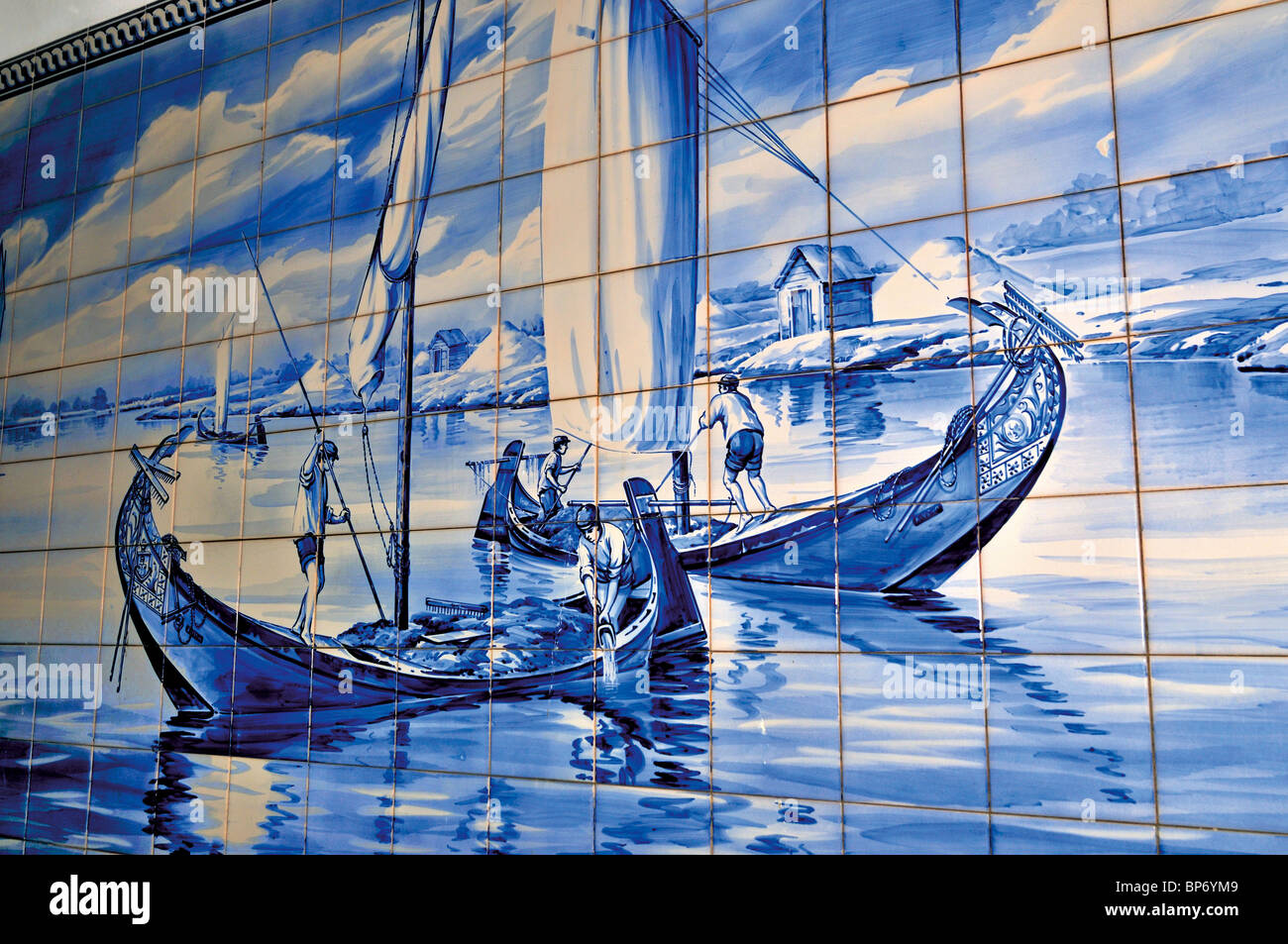 Il Portogallo Aveiro: tradizionale immagine di piastrella che mostra una scena del locale Molicerio imbarcazioni di pesca sul mare di erba Foto Stock