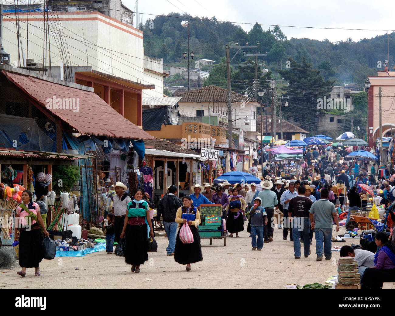 Il mercato giornaliero in San Juan Chamula vicino a San Cristobal de Las Casas nel Chiapas in Messico Foto Stock