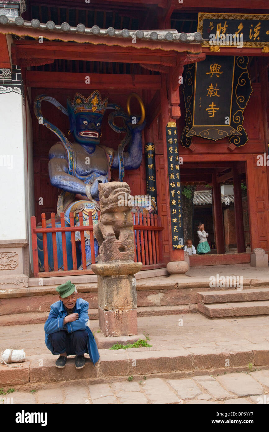 Tempio buddista nel villaggio Shaxi, nella provincia dello Yunnan in Cina Foto Stock