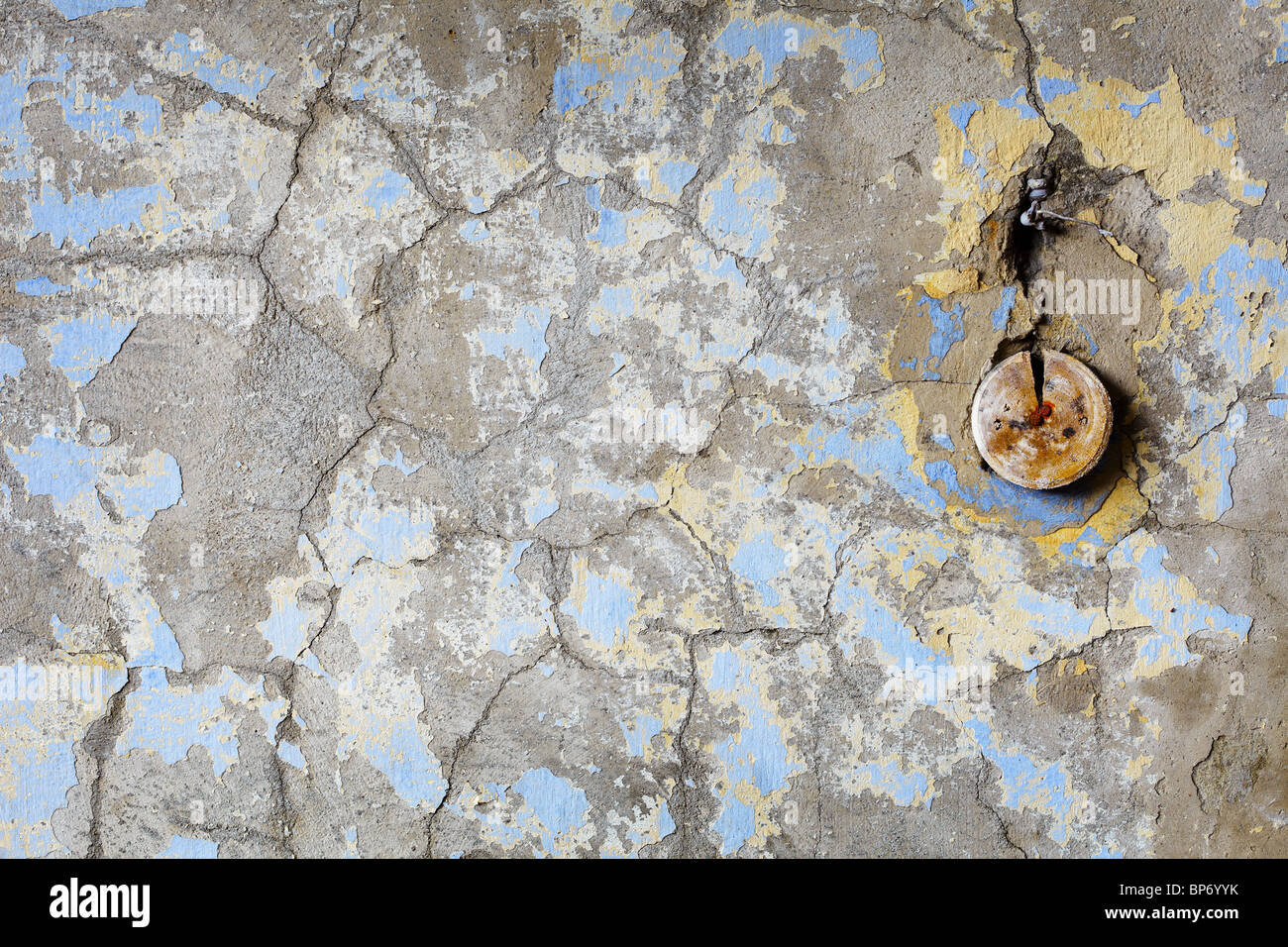 Sfondo - un vecchio muro in casa buttato con frammenti elettroconduttore Foto Stock