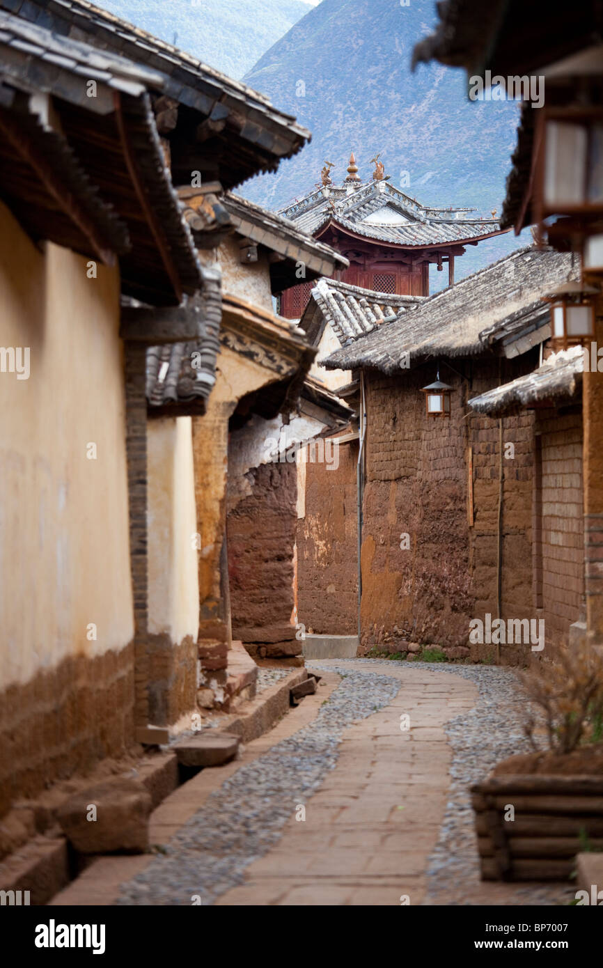 Vicolo stretto e tre livelli di padiglione nel villaggio Shaxi, nella provincia dello Yunnan in Cina Foto Stock