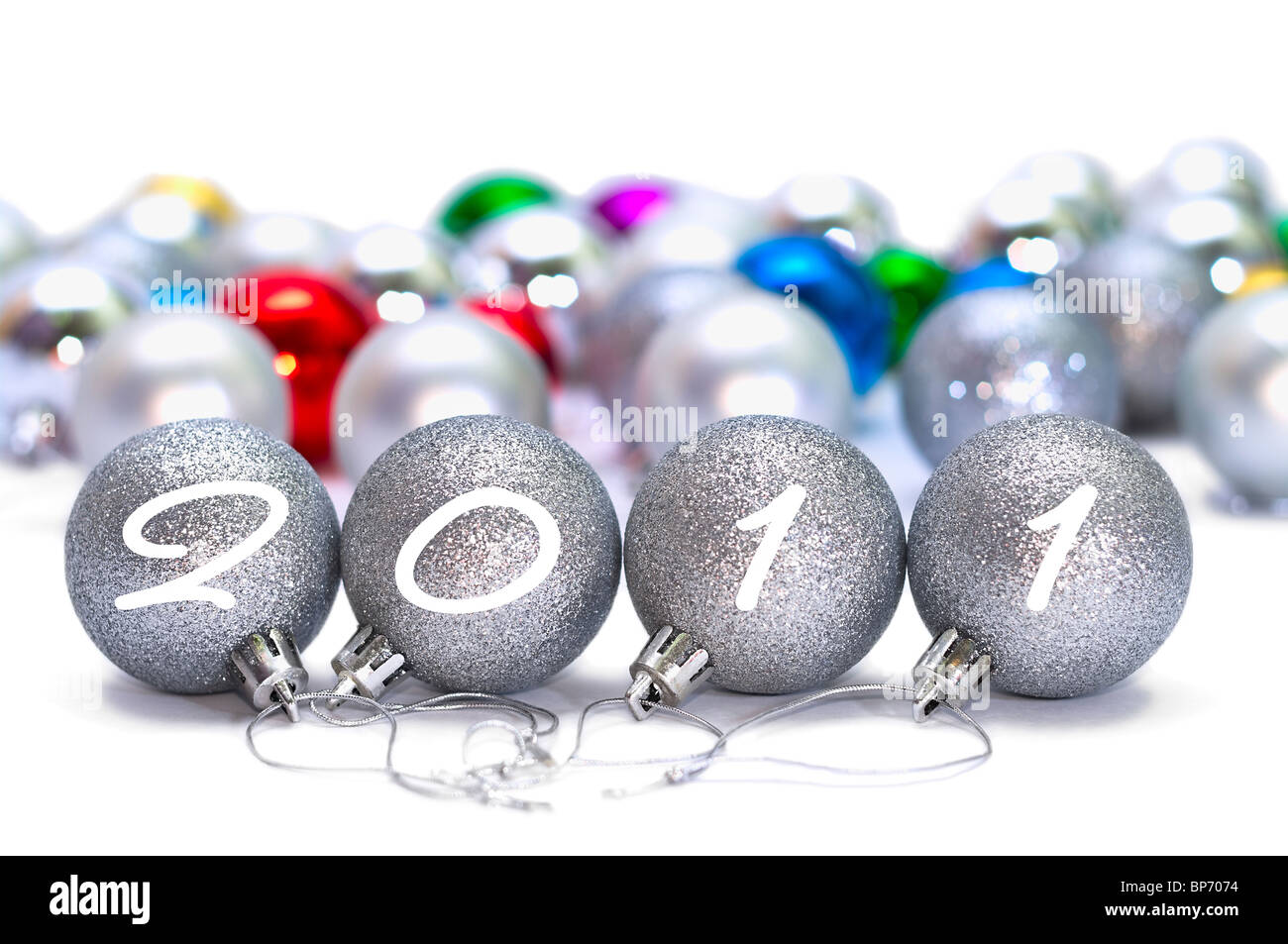 Grigio a quattro palle di Natale sul primo piano e molte palle di colori sullo sfondo Foto Stock