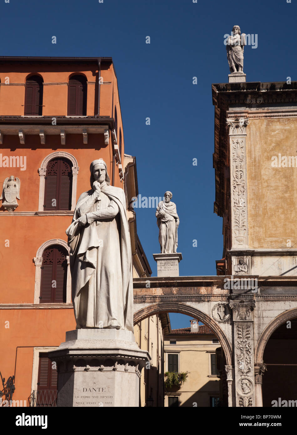 Statua di Dante in Piazza Signori di Verona Italia Foto Stock