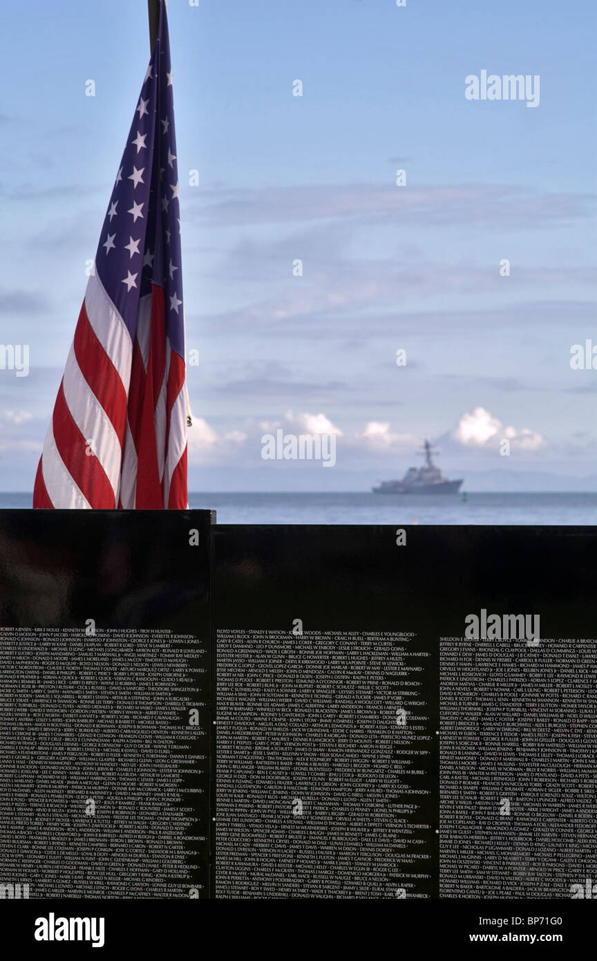 Il movimento della parete del Vietnam War Memorial in Chase Palm Park & Navy destroyer USS Fitzgerald a Santa Barbara. © Craig M. Eisenberg Foto Stock