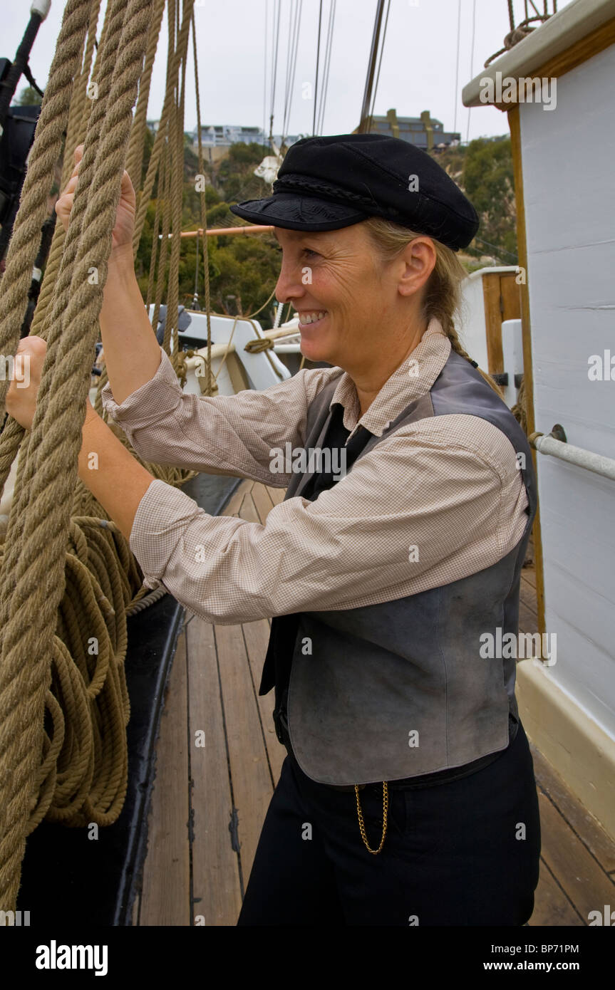 Tour di donna docente di marinai tradizionale costume abiti vestito il pellegrino tall nave di legno barca ormeggiata Dana Point Harbor Oran Foto Stock