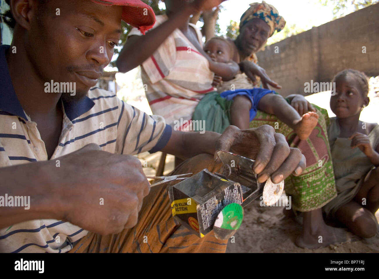 Lavorazione artigianale di un giocattolo auto da scartare le bombolette spray, Gambia Foto Stock