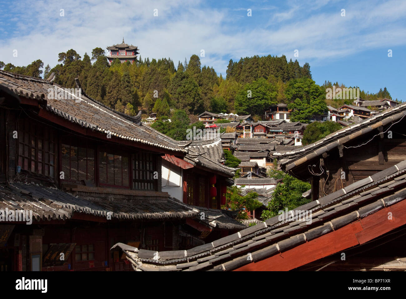 Wanggu Lou Pavilion sopra la città vecchia di Lijiang, nella provincia dello Yunnan in Cina Foto Stock