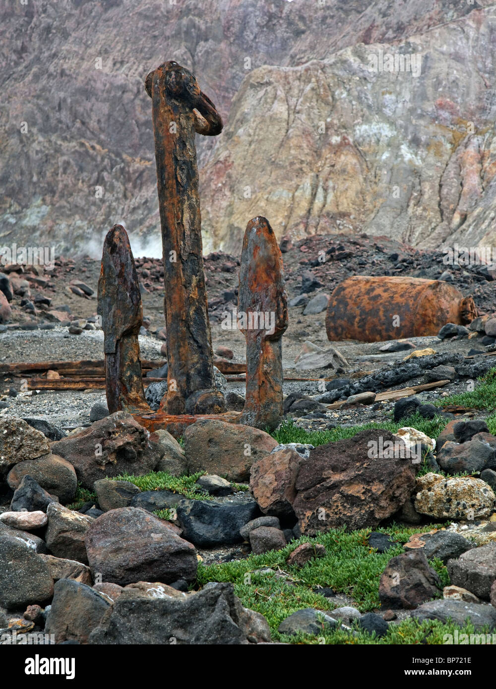 Una desolata vista della vecchia boliers e ancore sull isola Bianca Foto Stock