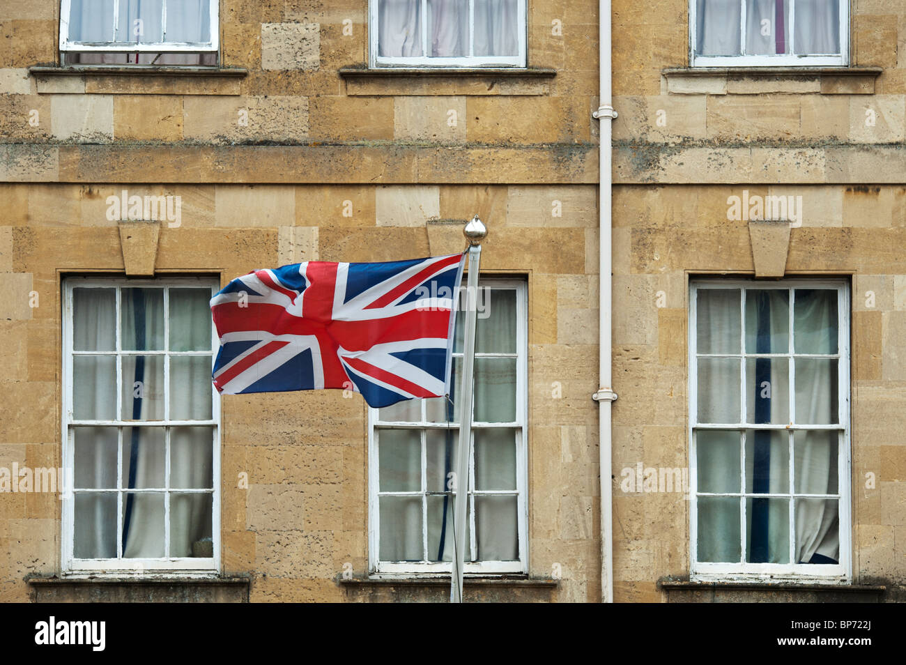 Union Jack flag di fronte ad un edificio in Chipping Campden. Cotswolds, Gloucestershire, Inghilterra Foto Stock