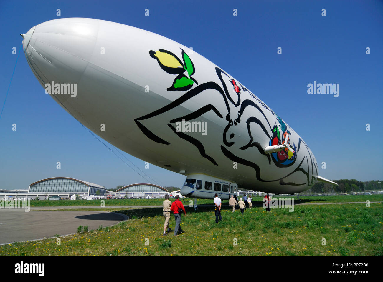Airship dirigibile Zeppelin NT con Stefan Szczesnys dipinge sul lato, aeroporto Friedrichshafen, Baden-Württemberg, Germania Foto Stock
