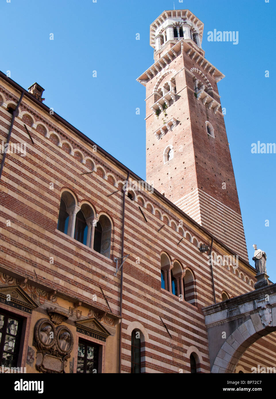 Torre dei Lamberti in Piazza Signori di Verona Foto Stock
