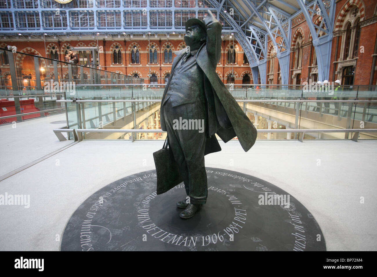 Statua di ex poeta laureato Sir John Betjeman permanente al St Pancras stazione ferroviaria, Londra UK. Foto:Jeff Gilbert Foto Stock