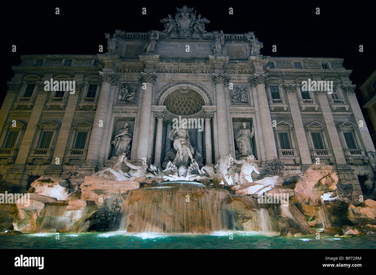 Vista notturna del famoso in tutto il mondo la fontana di Trevi, Roma, Italia Foto Stock
