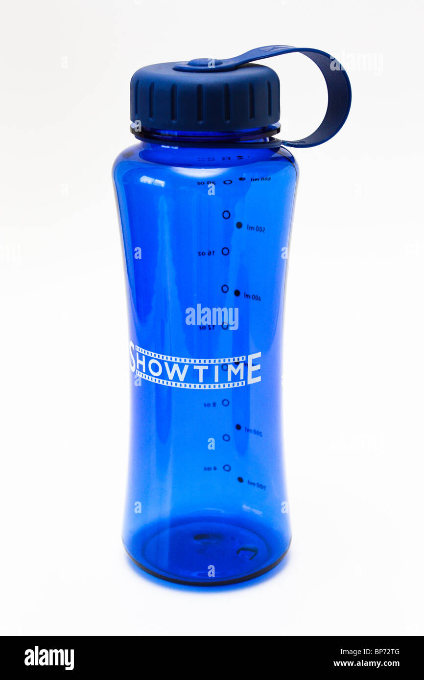 Vuoto azzurro trasparente di acqua in bottiglia Foto Stock
