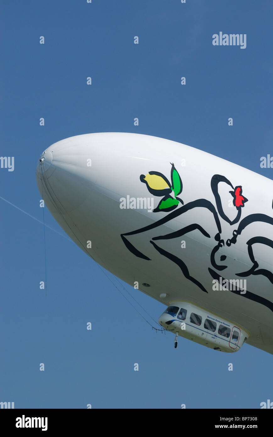Airship dirigibile Zeppelin NT con Stefan Szczesnys dipinge sul lato, Friedrichshafen, Baden-Württemberg, Germania Foto Stock