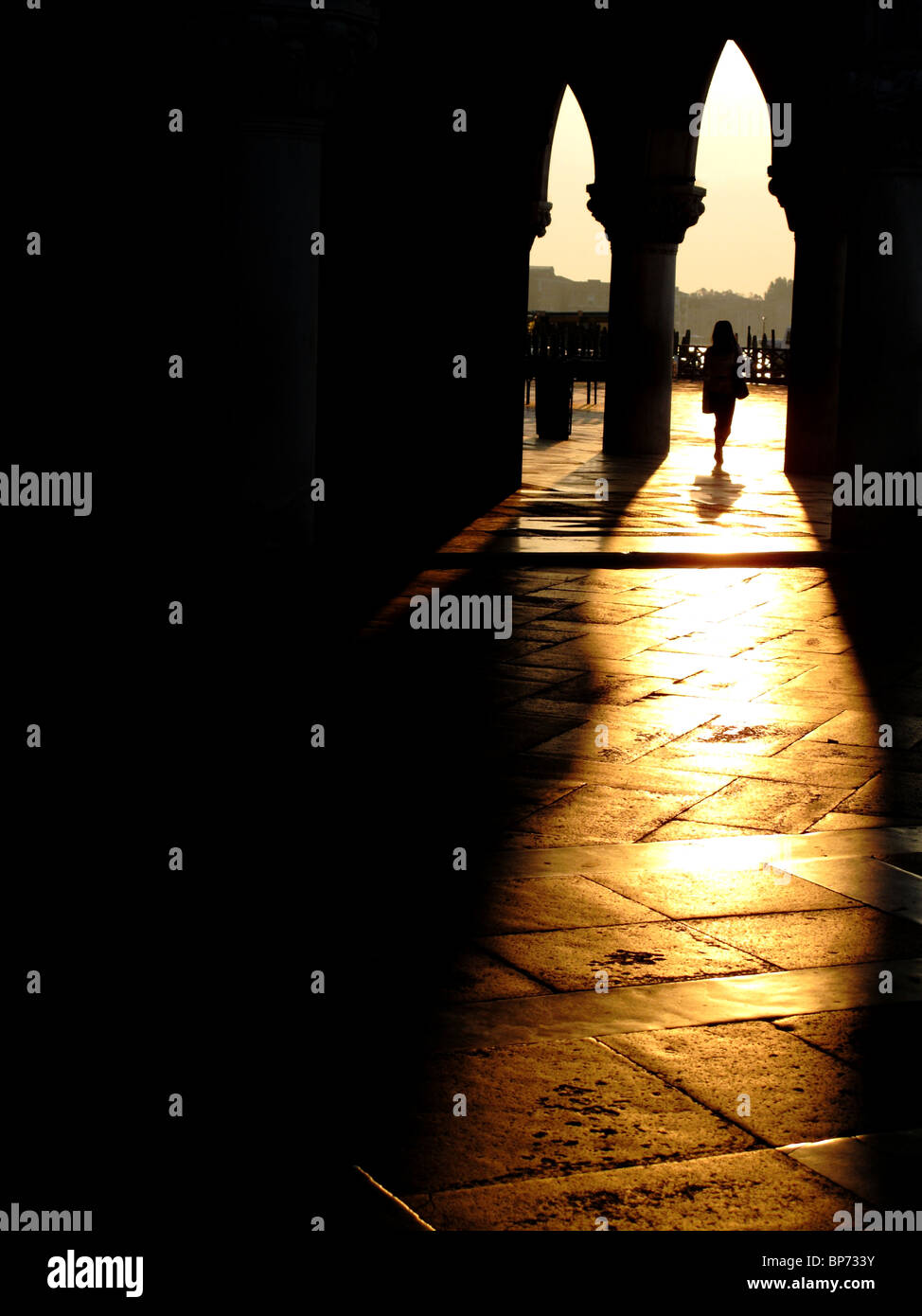 Alba di luce attraverso gli archi del Palazzo Ducale e Piazza San Marco, Venezia Foto Stock