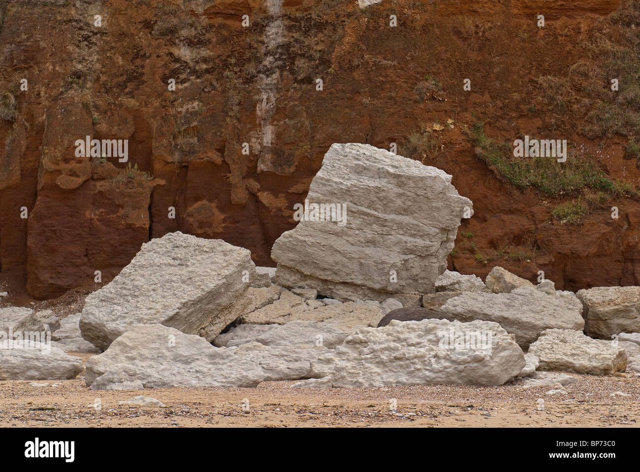 Colorate insolita formazione di calcare, gesso rosso Hunstanton. Carstone rock dal Cretaceo visto in scogliere. Foto Stock