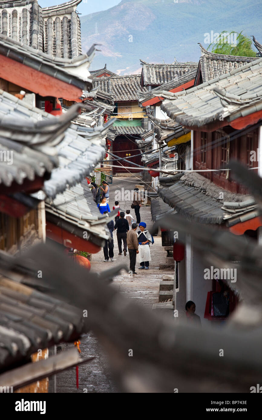 Vicolo stretto, la città vecchia di Lijiang, nella provincia dello Yunnan in Cina Foto Stock