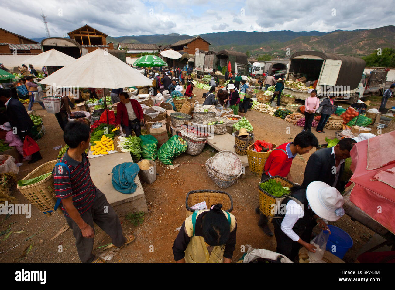 Giorno di Mercato nel Villaggio di Shaxi, nella provincia dello Yunnan in Cina Foto Stock