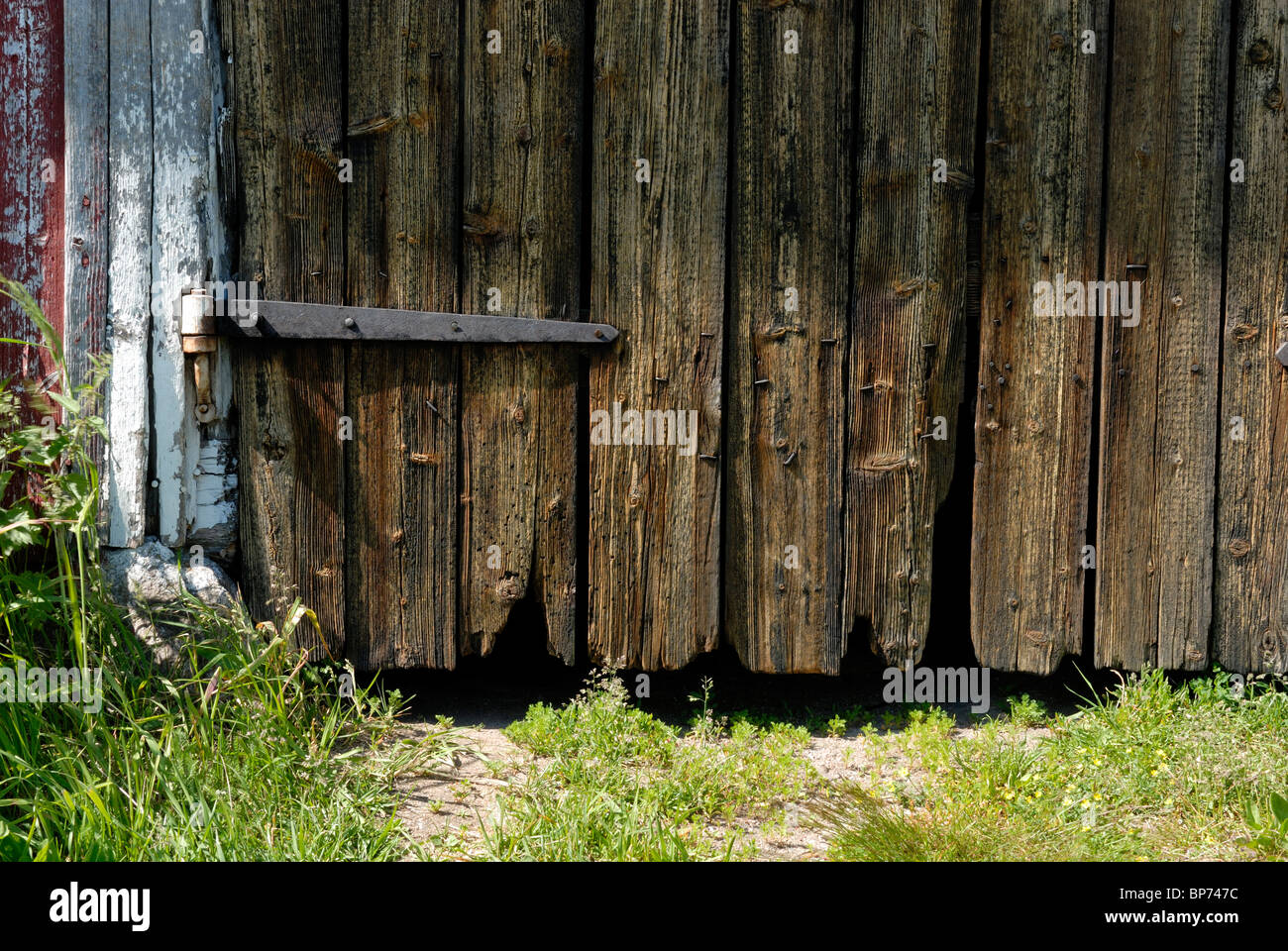 Un dettagli fini del vecchio fienile in legno porta. Kabböle, Loviisa, Finlandia e Scandinavia, Europa. Foto Stock